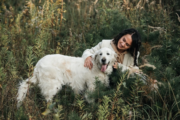 Brunetka Dziewczyna Z Białym Psem Golden Retriever W Polu