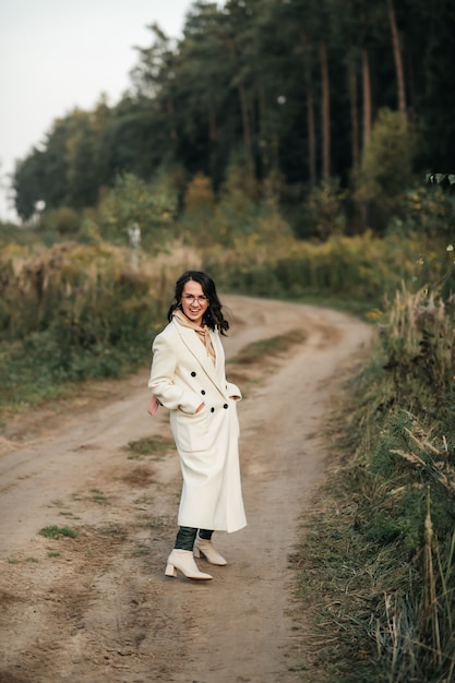 brunetka dziewczyna z plecakiem na leśnej ścieżce