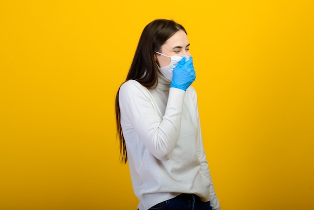 Brunetka kobieta z maską ochronną i rękawiczkami