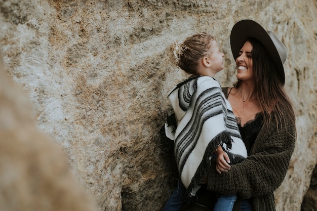 Zdjęcie brunetka mama z jej słodkie córki