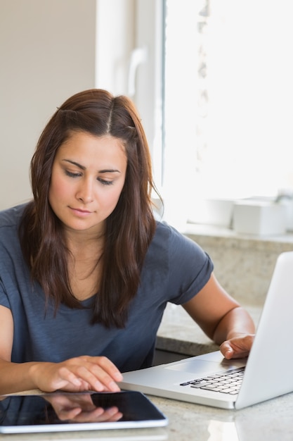 Brunetka Pisania Na Komputerze Typu Tablet I Laptopa