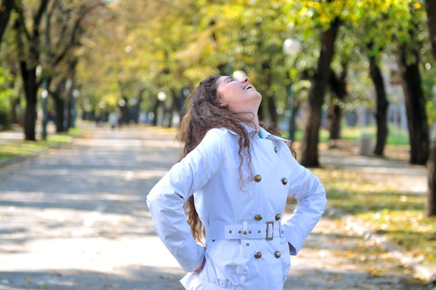 brunetka Śliczna młoda kobieta uśmiecha się na zewnątrz w przyrodzie