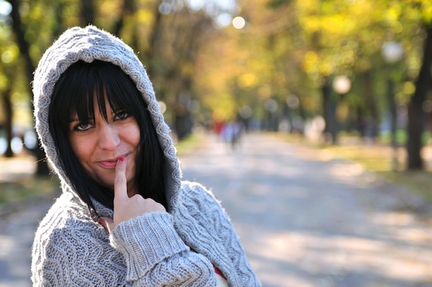 brunetka Śliczna młoda kobieta uśmiecha się na zewnątrz w przyrodzie