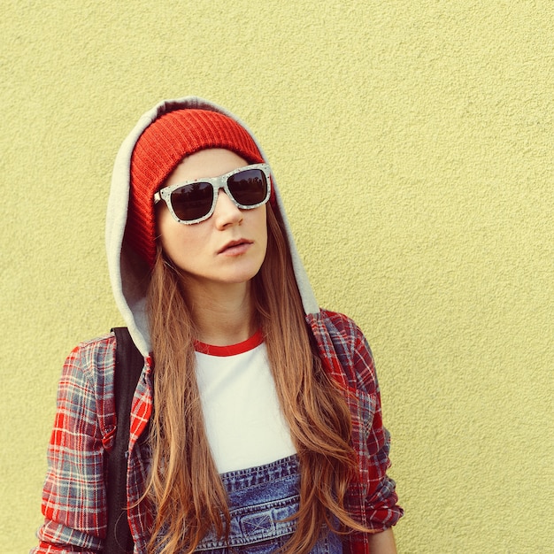 Brunetka Student Fashion jesień koszula w kratę Miejski styl