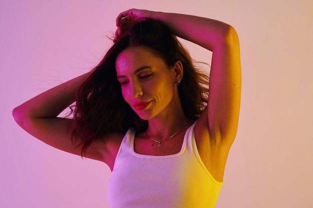 Zdjęcie brunetka tańcząca w neonowym świetle