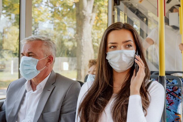 Brunetka Z Długimi Włosami I Ciemnymi Oczami Studentka Wracająca Autobusem Z Uczelni