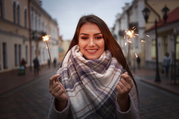 Brunetki Dziewczyna Na Ulicy Z Bengal światłami