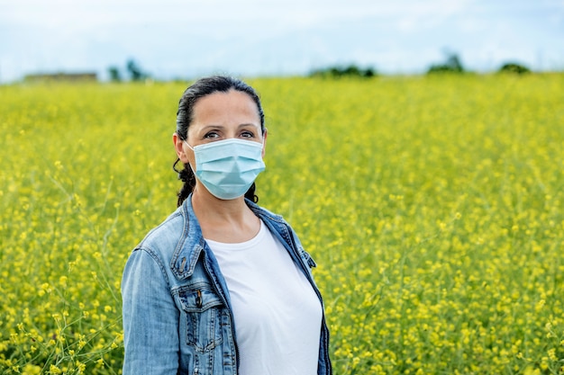 Brunetki kobieta z maską w wsi