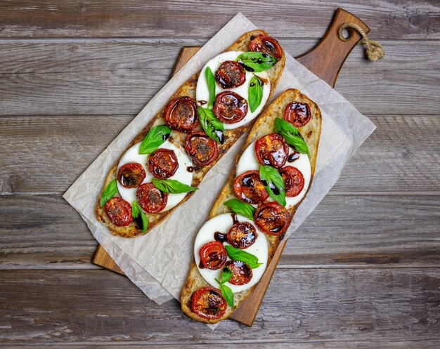 Bruschetta caprese z mozzarellą, pomidorami i bazylią.