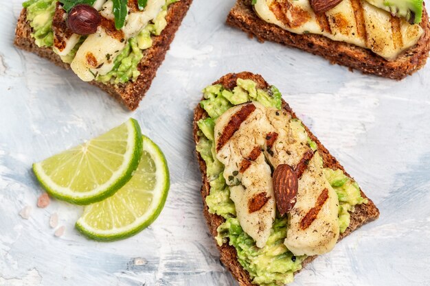 Bruschetta, opiekany grillowany ser Halloumi i plastry awokado guacamole