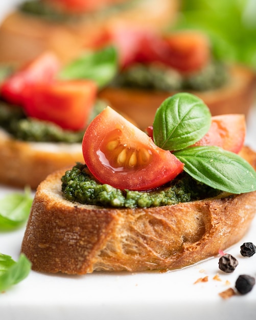 Bruschetta Pesto z pomidorkami koktajlowymi i bazylią