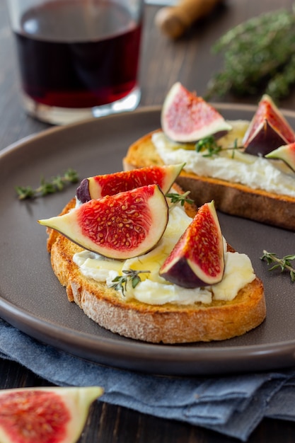 Bruschetta z figami, miodem i serem. Zdrowe odżywianie. Jedzenie wegetariańskie.