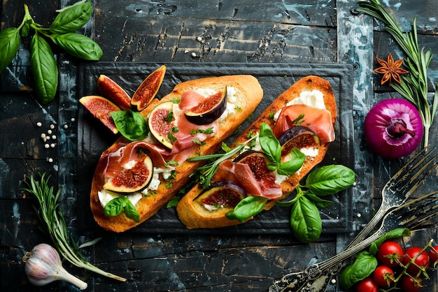 Bruschetta z figami prosciutto i serem feta Antipasto Widok z góry