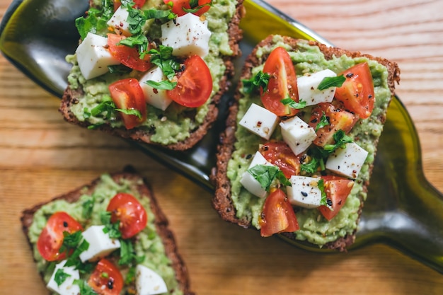 Bruschetta z guacamole i pomidorami