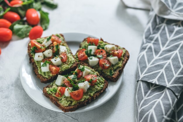 Bruschetta z guacamole i pomidorami