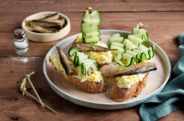 Bruschetta z jajkiem szprotkowym i ogórkiem