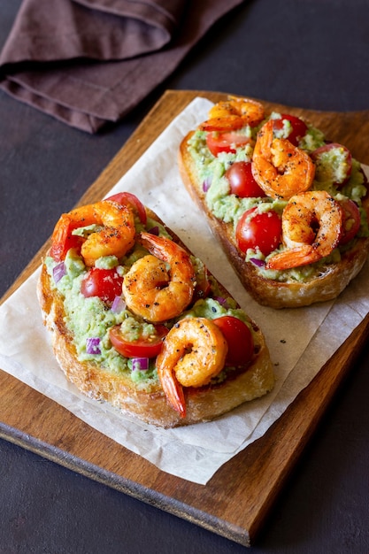 Bruschetta z krewetkami guacamole i pomidorami Zdrowe odżywianie Śniadanie