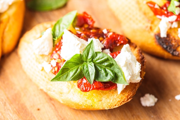 Bruschetta z oliwą, suszonymi pomidorami, fetą i świeżą bazylią