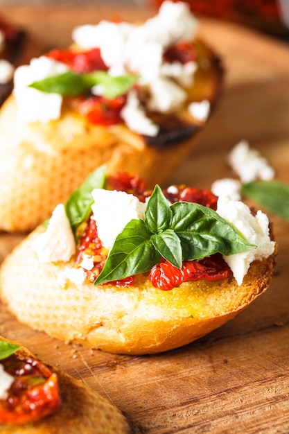 Bruschetta Z Oliwą, Suszonymi Pomidorami, Fetą I świeżą Bazylią