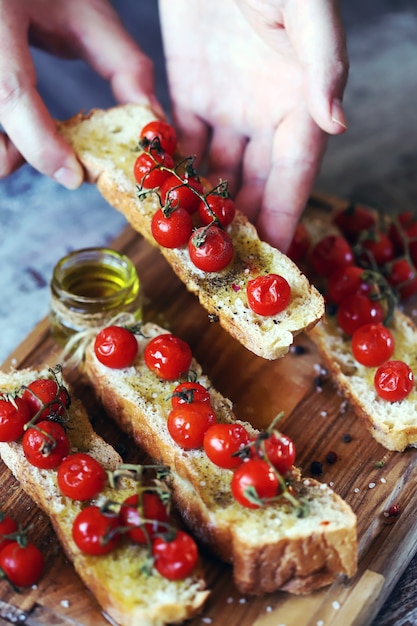 Bruschetta z oliwą z oliwek i pomidorkami koktajlowymi