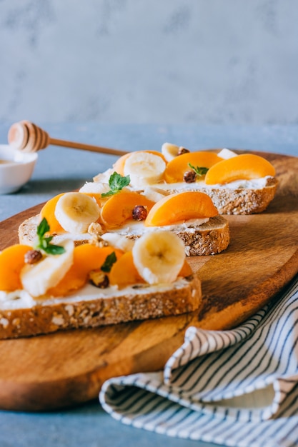 Zdjęcie bruschetta z owocami brzoskwini i moreli