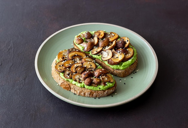 Bruschetta z pieczarkami i awokado. Zdrowe odżywianie. Jedzenie wegetariańskie. Dieta Keto.