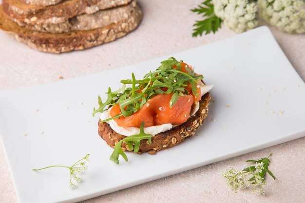 Bruschetta z pomidorami i sałatką Caprese z bazylią pomidorową i mozzarellą oraz dzikim łososiem