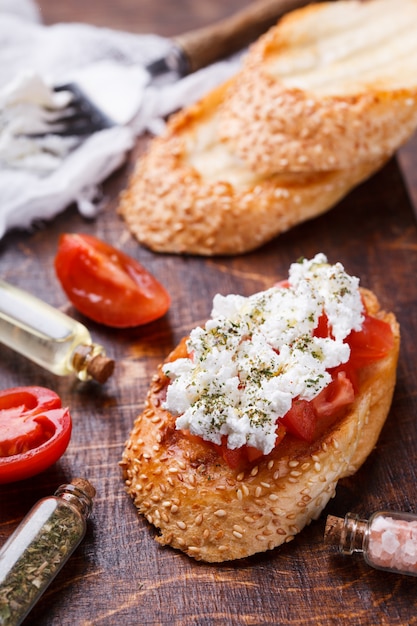 Bruschetta z pomidorami i serem feta