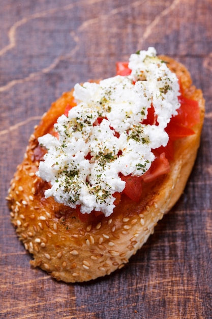 Bruschetta z pomidorami i serem feta