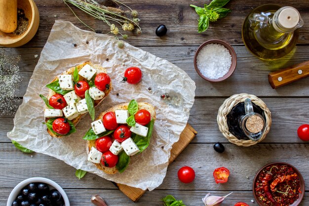 Bruschetta z pomidorami i serem.