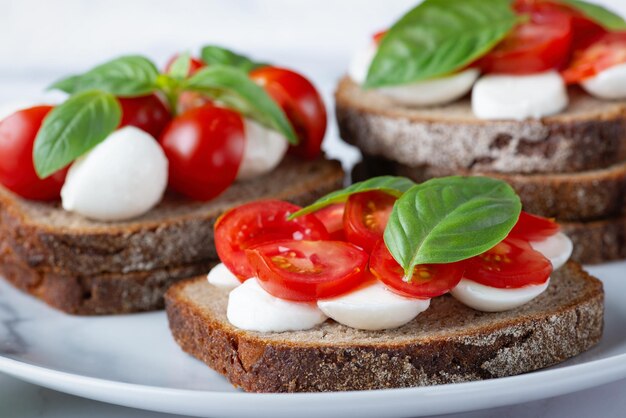 Bruschetta z pomidorami mozzarella i bazylią Jedzenie wegetariańskie Zdrowe odżywianie