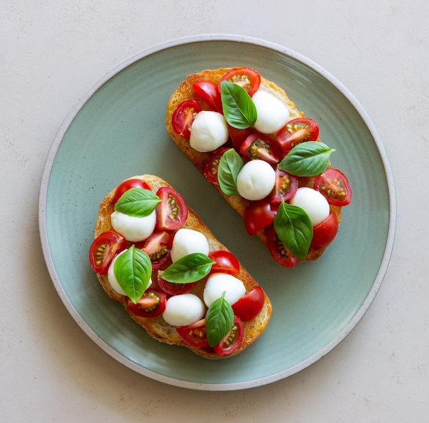 Bruschetta z pomidorami mozzarella i bazylią Jedzenie wegetariańskie Zdrowe odżywianie