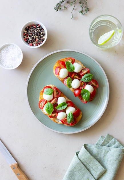 Bruschetta z pomidorami mozzarella i bazylią Jedzenie wegetariańskie Zdrowe odżywianie