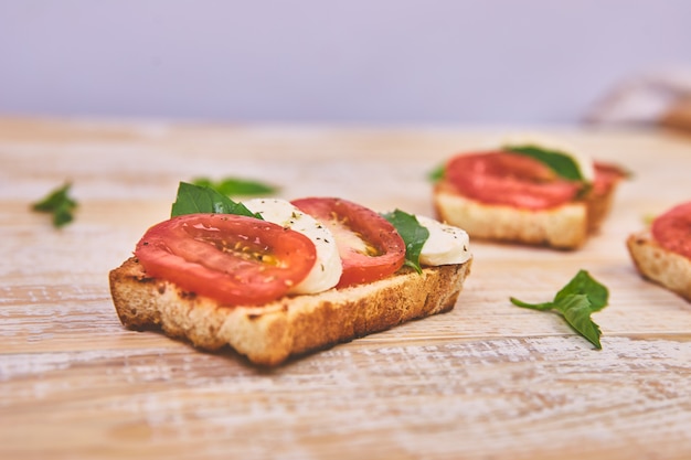 Bruschetta z pomidorami, mozzarellą i bazylią