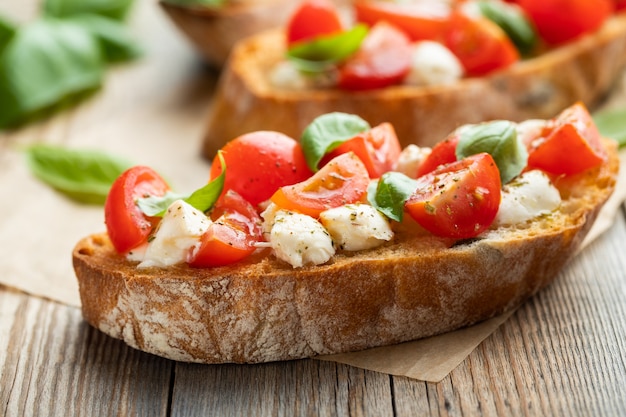 Bruschetta Z Pomidorami, Serem Mozzarella I Bazylią.