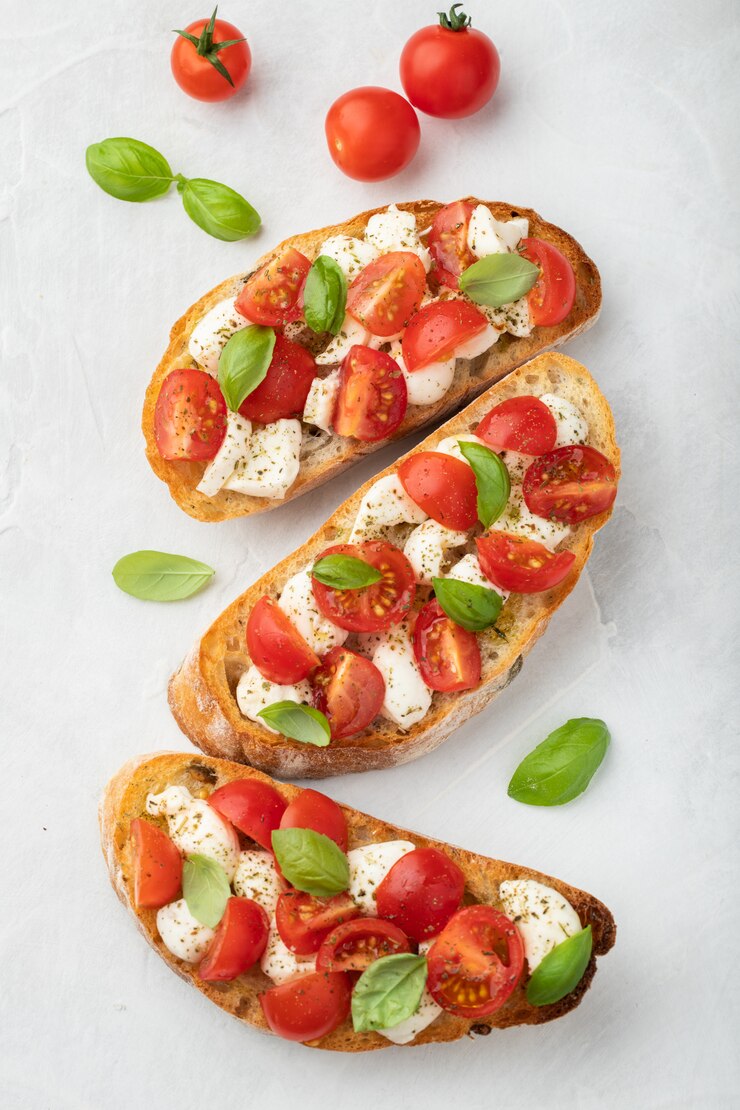 Zdjęcie bruschetta z pomidorami, serem mozzarella i bazylią.