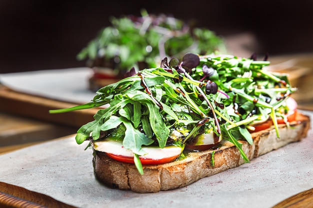 Bruschetta z pomidorami z rukoli wieprzowej i serem