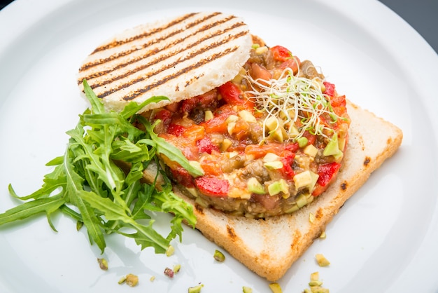 Zdjęcie bruschetta z pomidorem, mozarellą i bazylią