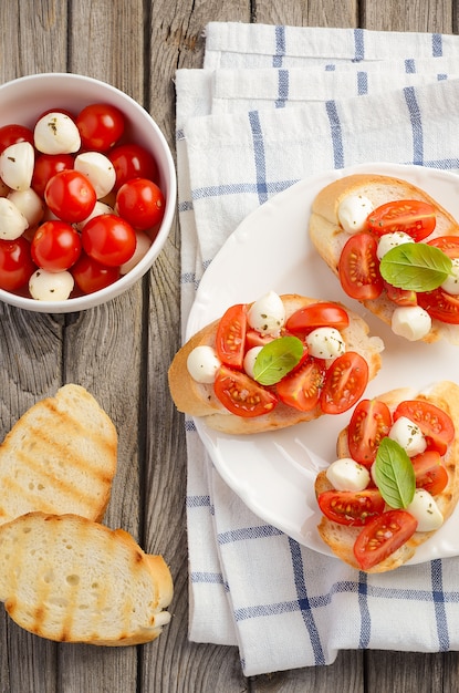 Bruschetta Z Pomidorkami Koktajlowymi I Mozzarellą.