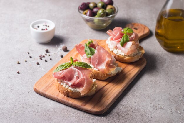 Bruschetta z prosciutto bazylią oliwki przyprawy i zioła Przystawki