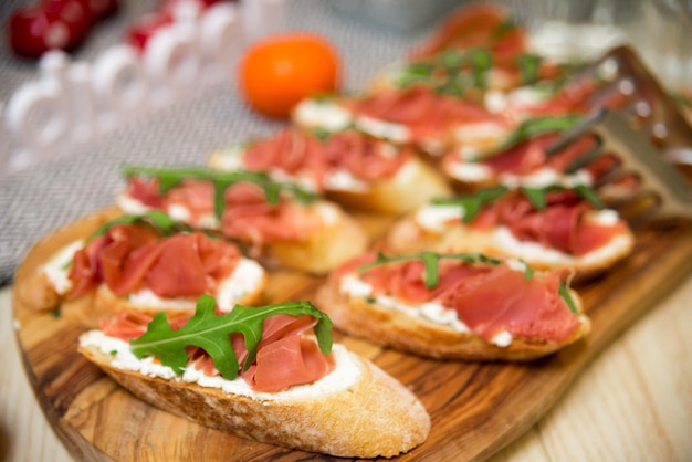 Bruschetta z prosciutto rukolą i mozzarellą