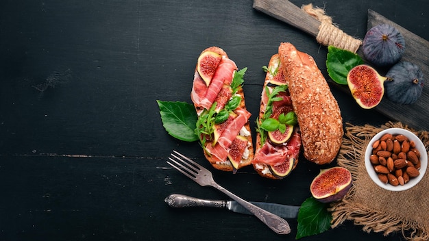 Bruschetta Z Prosciutto świeżą Figą I Serem Na Starym Tle Zdrowa żywność Wolne Miejsce Na Tekst Widok Z Góry