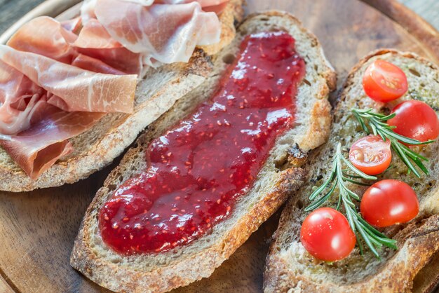 Bruschetta Z Różnymi Dodatkami