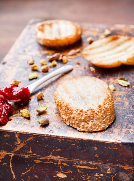 Zdjęcie bruschetta z serem brie i dżemem malinowym