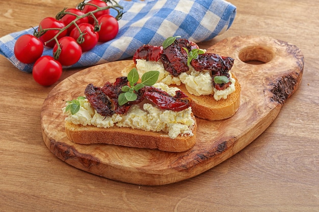 Zdjęcie bruschetta z serem miękkim i suchym pomidorem