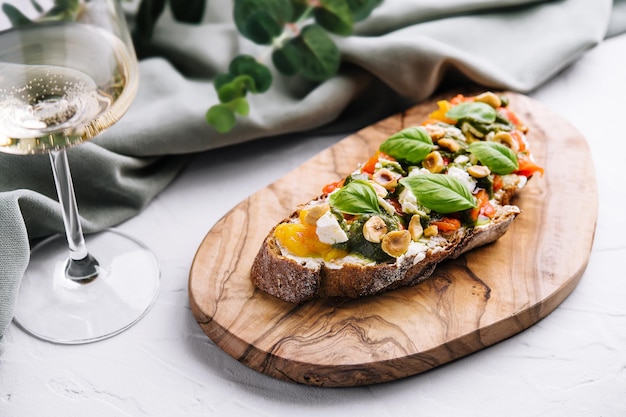 Bruschetta z serem pesto z orzechów laskowych i bazylią