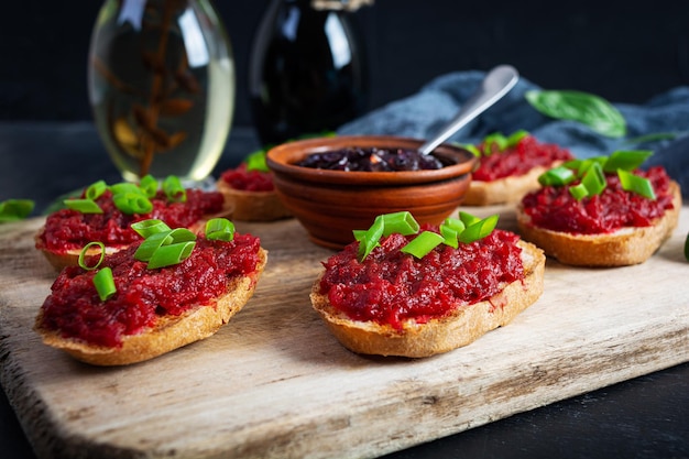 Bruschetta z tartym burakiem i karmelizowaną cebulą