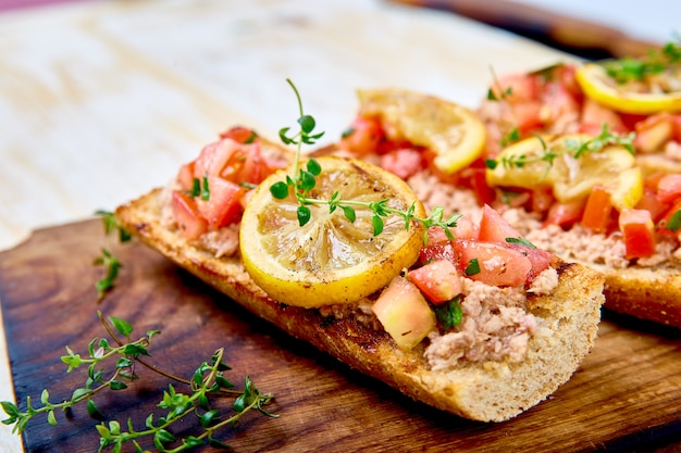 Bruschetta Z Tuńczykiem I Pomidorami. Kuchnia Włoska.