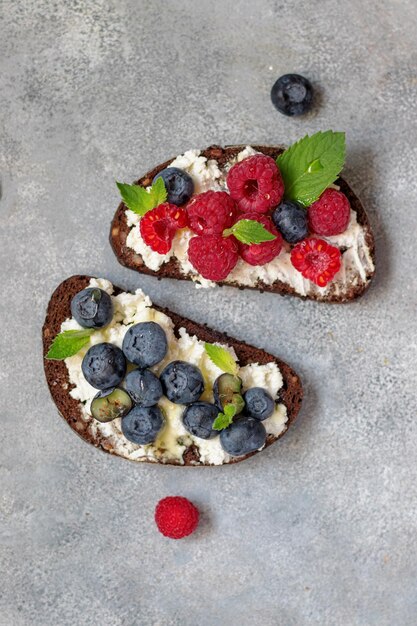 Bruschetta z twarogiem, jagodami, maliną, listkami mięty