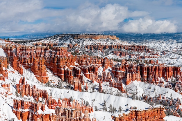 Bryce Canyon, Utah, USA w okresie zimowym ze śniegiem w górach i czerwonymi skałami